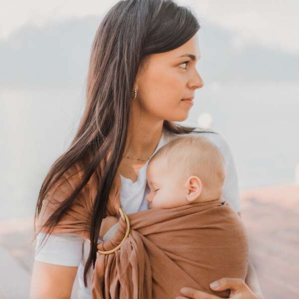 Le sling de portage en lin Suisse de la marque Joli Nous. 100% coton bio Gots et oeko-tex, pour porter votre bébé de façon physiologique