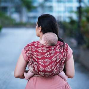 Une écharpe de portage en coton bio pour porter votre bébé. De la marque Nekoslings,.