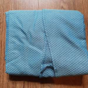 Une écharpe de portage en coton bio pour porter votre bébé. De la marque Nekoslings,.