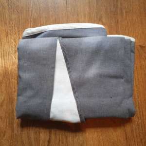 Une écharpe de portage en coton bio pour porter votre bébé. De la marque Nekoslings,.