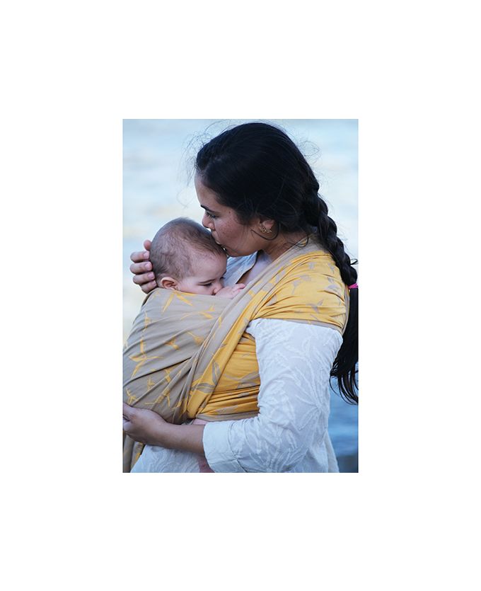 Une écharpe de portage en coton bio pour porter votre bébé. De la marque Nekoslings,.