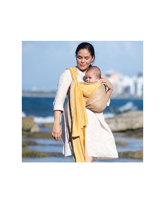 Une écharpe de portage en coton bio pour porter votre bébé. De la marque Nekoslings,.