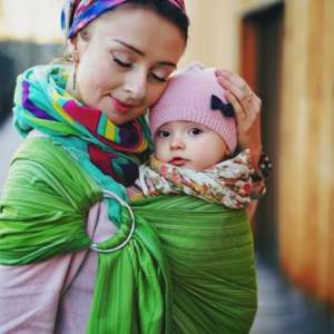 Portez votre bébé en sling de portage. Idéal au quotidien pour porter, allaiter, aussi pour bébé prématuré. Le sling de little frog