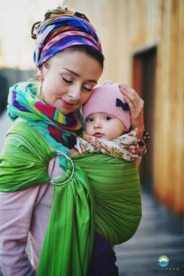 Portez votre bébé en sling de portage. Idéal au quotidien pour porter, allaiter, aussi pour bébé prématuré. Le sling de little frog