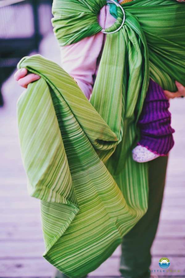 Portez votre bébé en sling de portage. Idéal au quotidien pour porter, allaiter, aussi pour bébé prématuré. Le sling de little frog