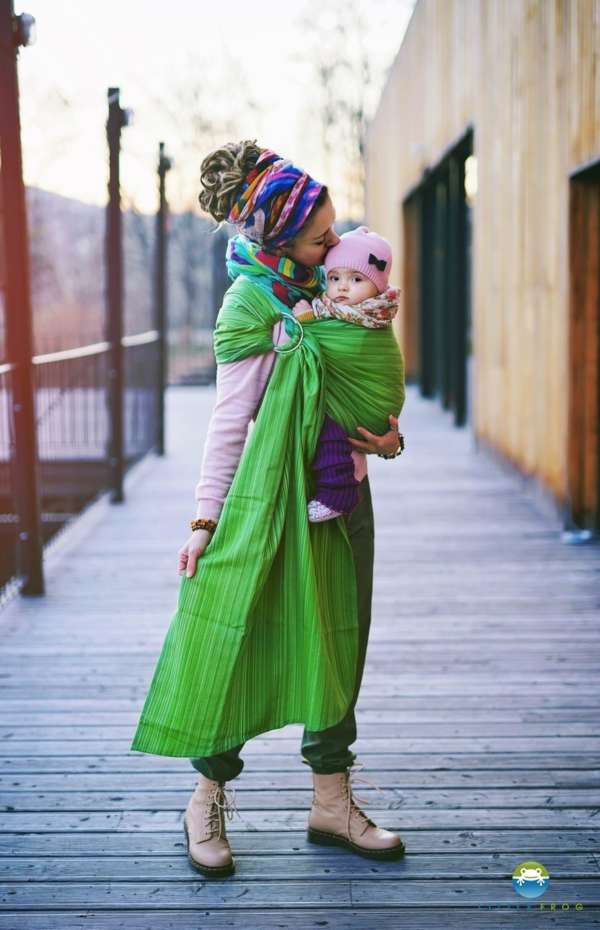 Portez votre bébé en sling de portage. Idéal au quotidien pour porter, allaiter, aussi pour bébé prématuré. Le sling de little frog