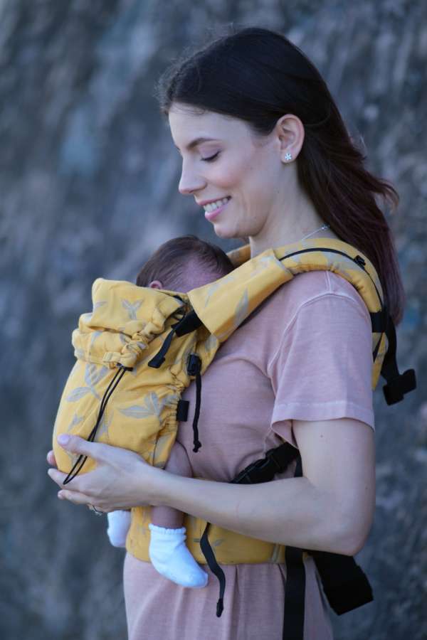Porte bébé pour porter dès la naissance. Avec le nekoswitch, un portage physiologique de 0 à 2 ans
