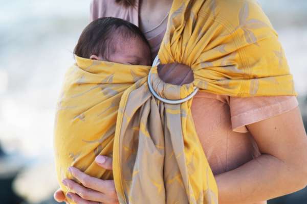 Porter votre bébé dès la naissance en sling de portage physiologique. Rapide et sans nouage. Livraison rapide en Suisse