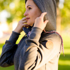 Une veste de portage hoodie pour porter son bébé en hiver! Aussi utiliser lors de la grossesse et pendant la saison fraîche de l'été.