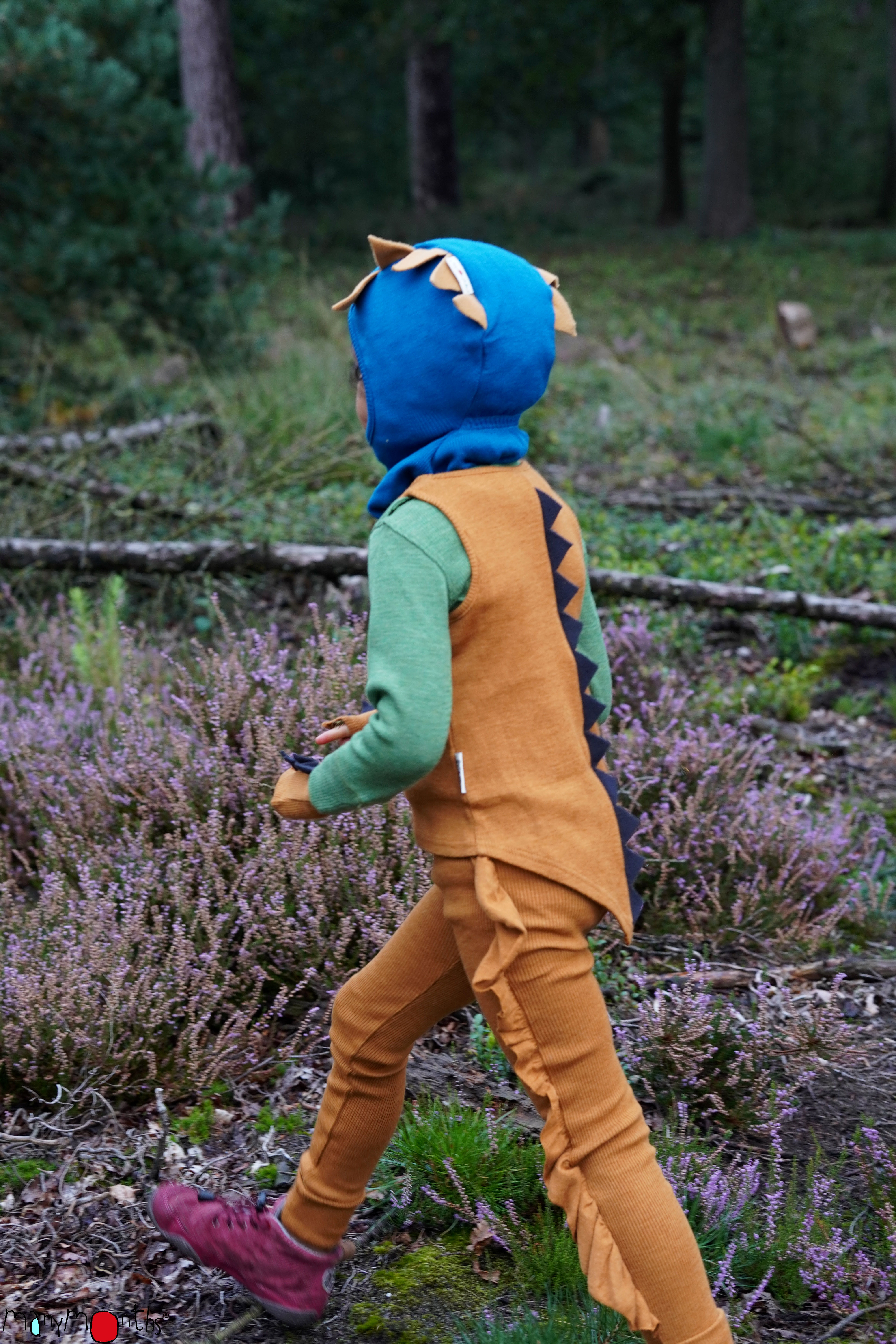 Cagoule_laine_merinos_manymonths_evolutif_bébé_hiver_portage_achat_suisse_jeteporte_2021_protection_froid_proteger (19) Le leggins manymonths en laine mérinos pour tenir chaud à bébé tout l'hiver! Idéal pour le portage, le ski, le vélo et les balades. Achat en Suisse sur jeteporte