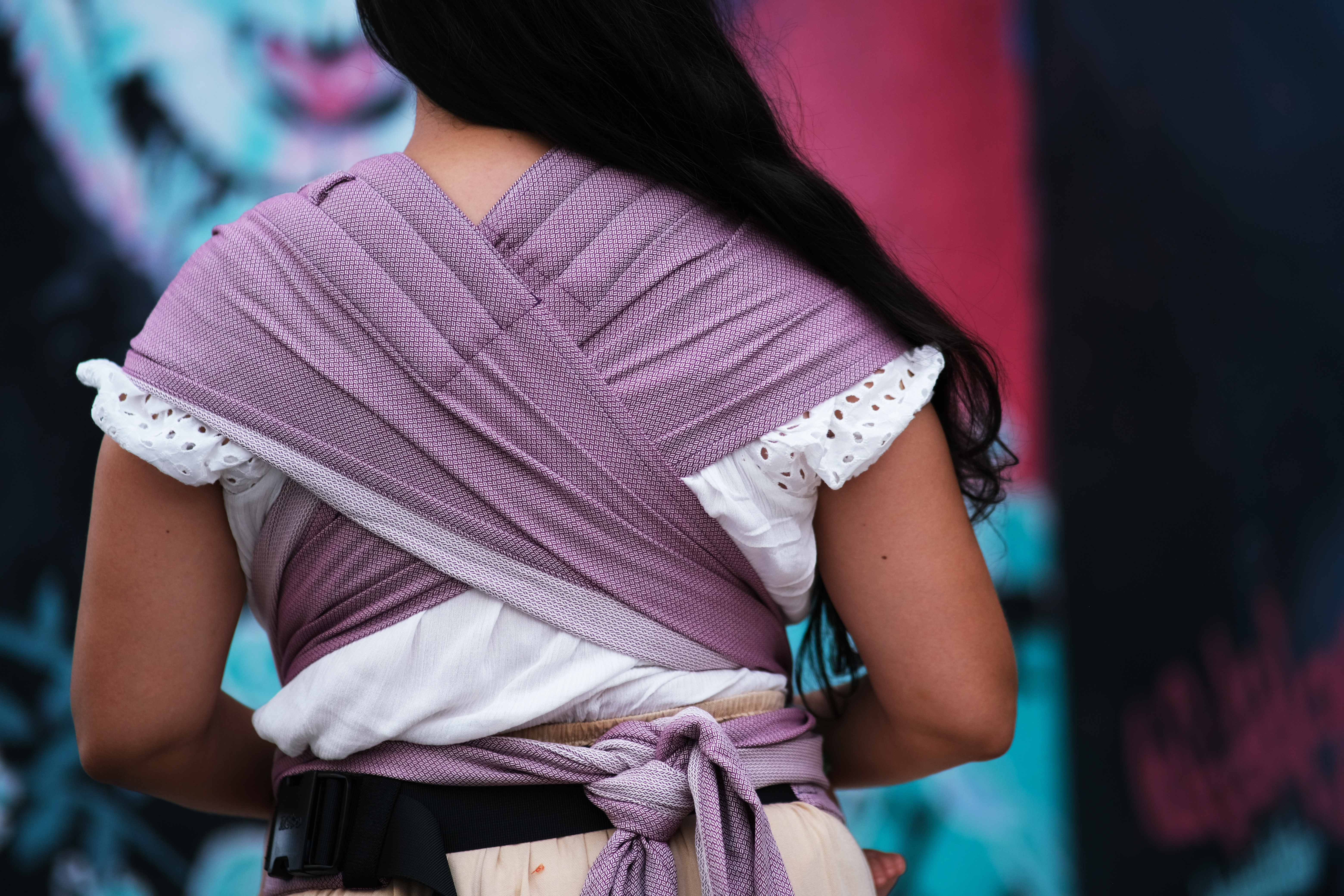 Un porte bébé pour les nouveau né. Dès la naissance porter facilement votre bébé de façon physiologique. Aussi disponible en mei tai à boucle. Acheter en Suisse Nekoslings