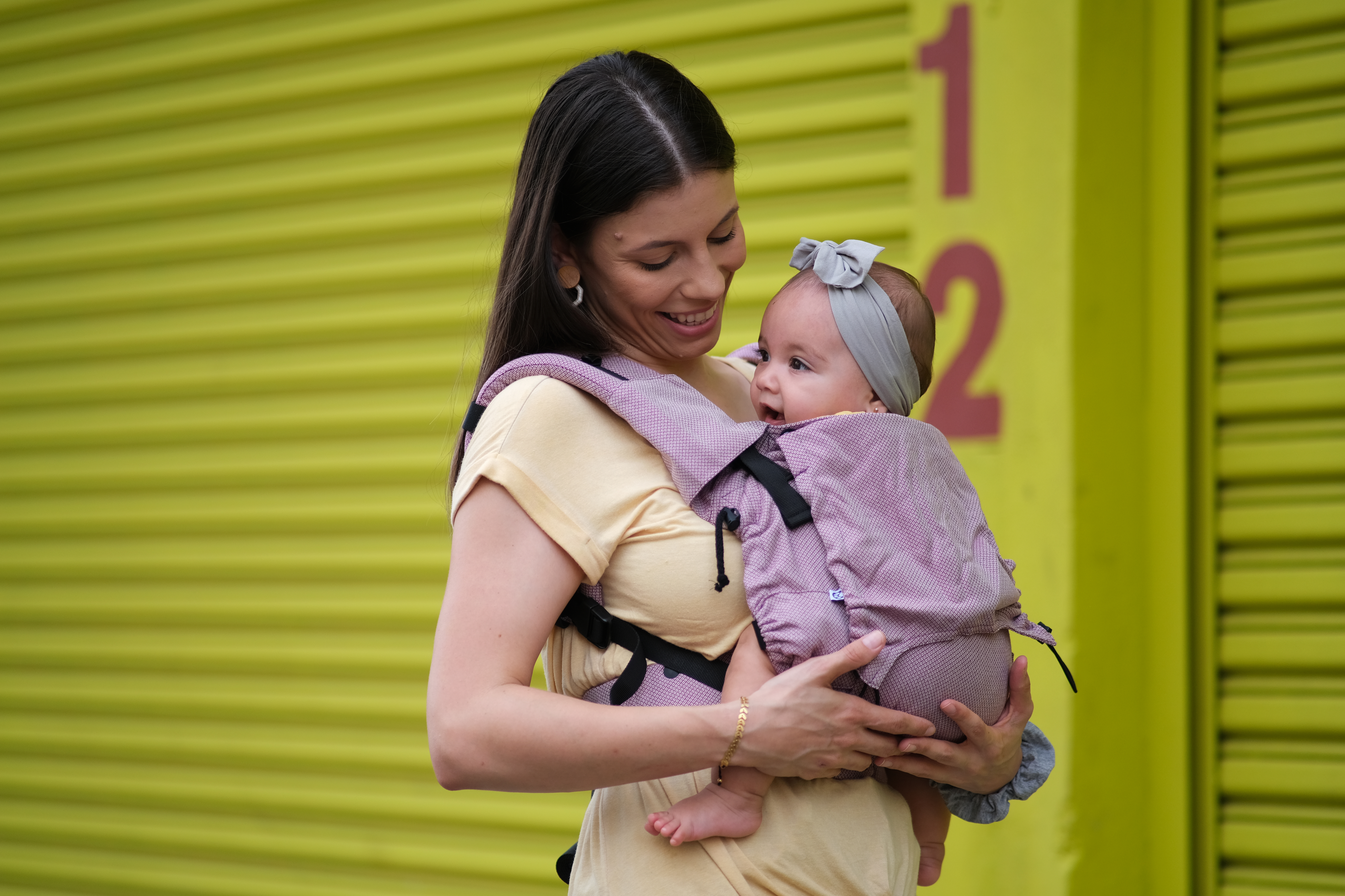 Un porte bébé pour les nouveau né. Dès la naissance porter facilement votre bébé de façon physiologique. Aussi disponible en mei tai à boucle. Acheter en Suisse Nekoslings