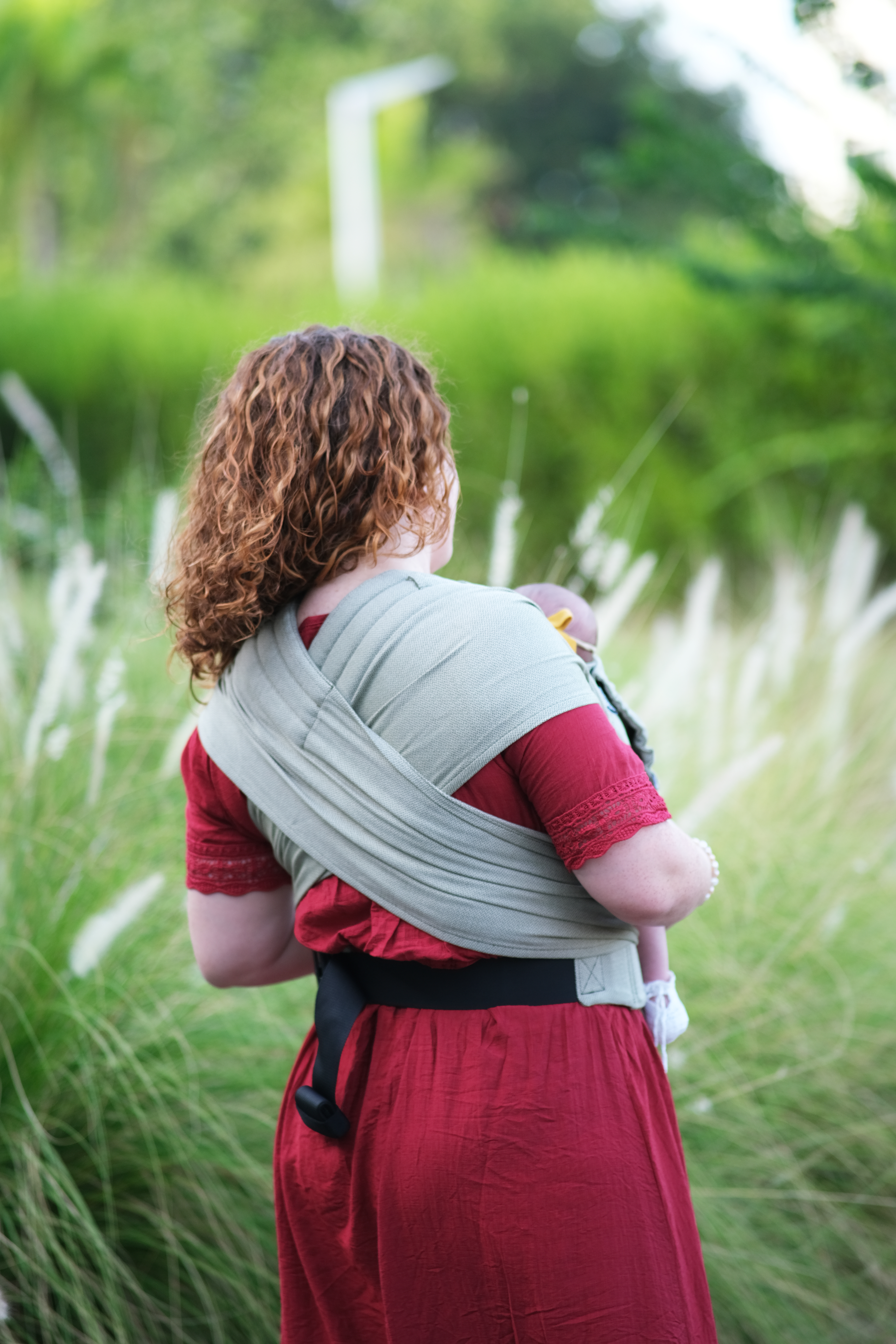 Un porte bébé pour les nouveau né. Dès la naissance porter facilement votre bébé de façon physiologique. Aussi disponible en mei tai à boucle. Acheter en Suisse Nekoslings