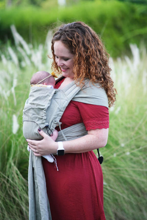 Un porte bébé pour les nouveau né. Dès la naissance porter facilement votre bébé de façon physiologique. Aussi disponible en mei tai à boucle. Acheter en Suisse Nekoslings