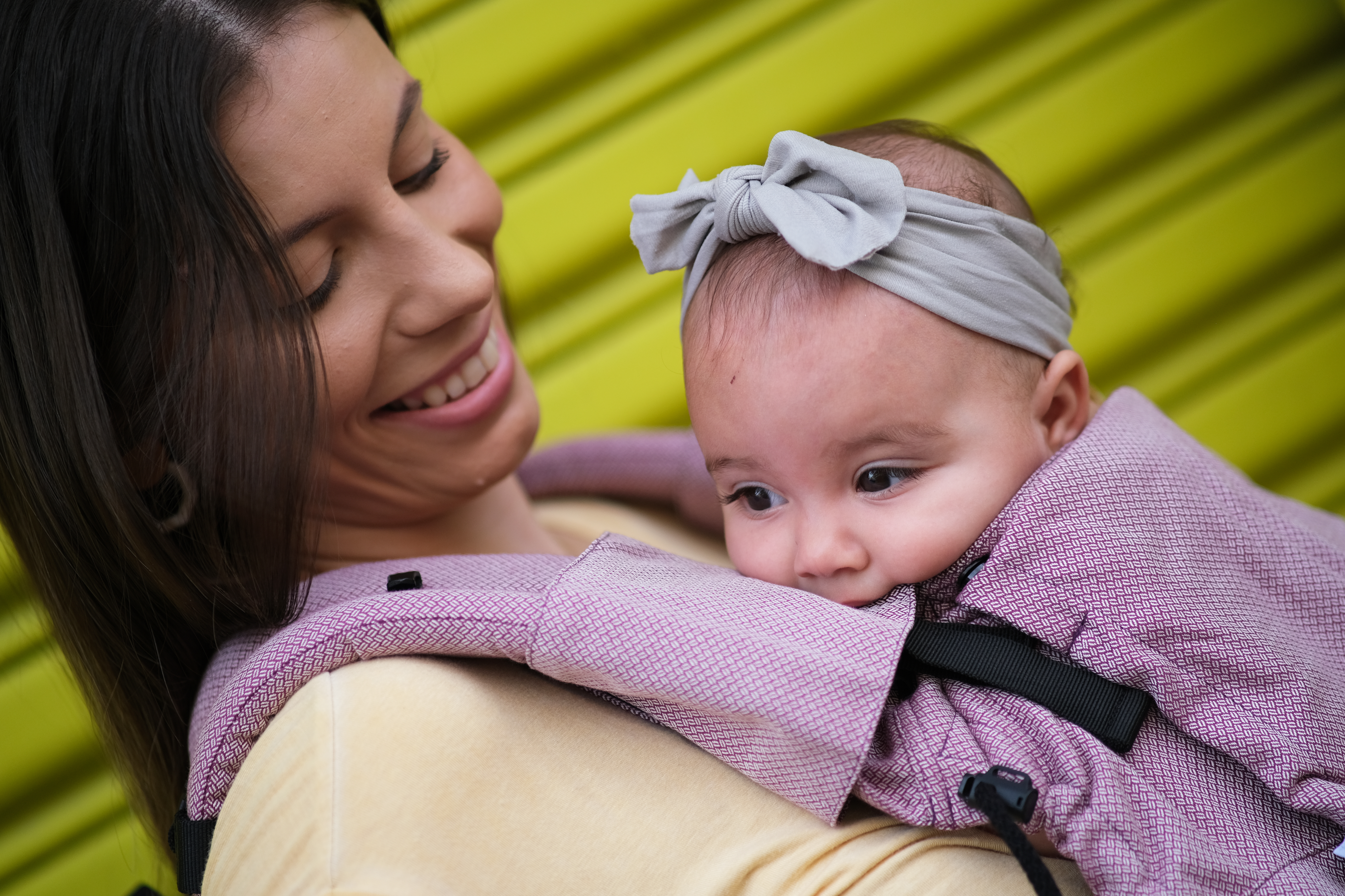 Un porte bébé pour les nouveau né. Dès la naissance porter facilement votre bébé de façon physiologique. Aussi disponible en mei tai à boucle. Acheter en Suisse Nekoslings