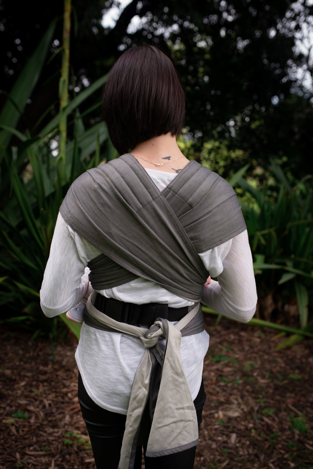 Porte_bébé_nekoslings_baby_toodler_mei_tai_clip_physiologique_porter_bébé_devant_dos_suisse_achat_portage (3) Un porte bébé pour les nouveau né. Dès la naissance porter facilement votre bébé de façon physiologique. Aussi disponible en mei tai à boucle. Acheter en Suisse Nekoslings