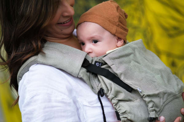 Un porte bébé pour les nouveau né. Dès la naissance porter facilement votre bébé de façon physiologique. Aussi disponible en mei tai à boucle. Acheter en Suisse Nekoslings