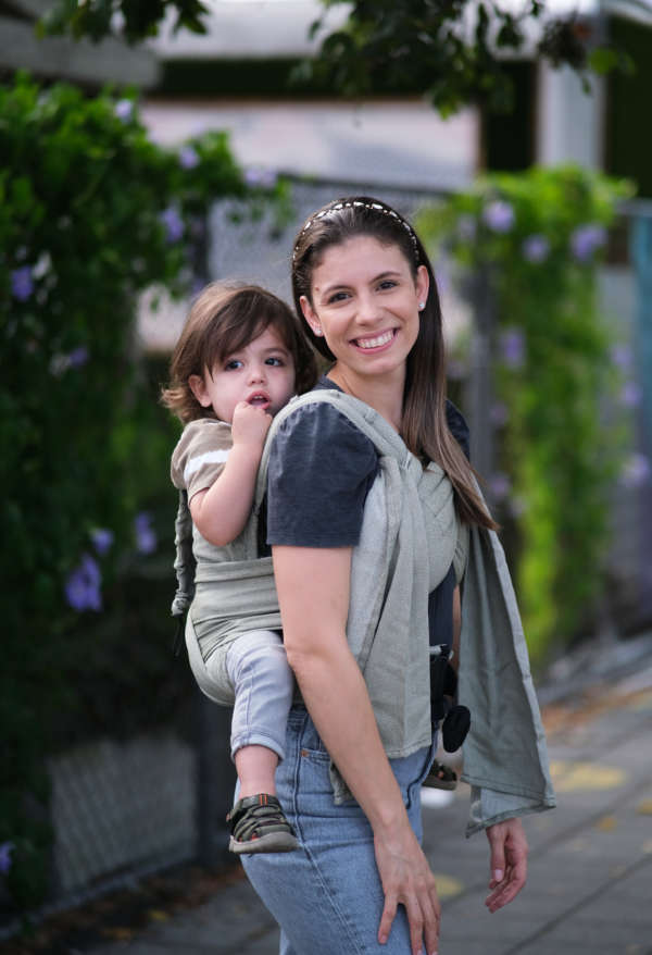 Un porte bébé pour les nouveau né. Dès la naissance porter facilement votre bébé de façon physiologique. Aussi disponible en mei tai à boucle. Acheter en Suisse Nekoslings