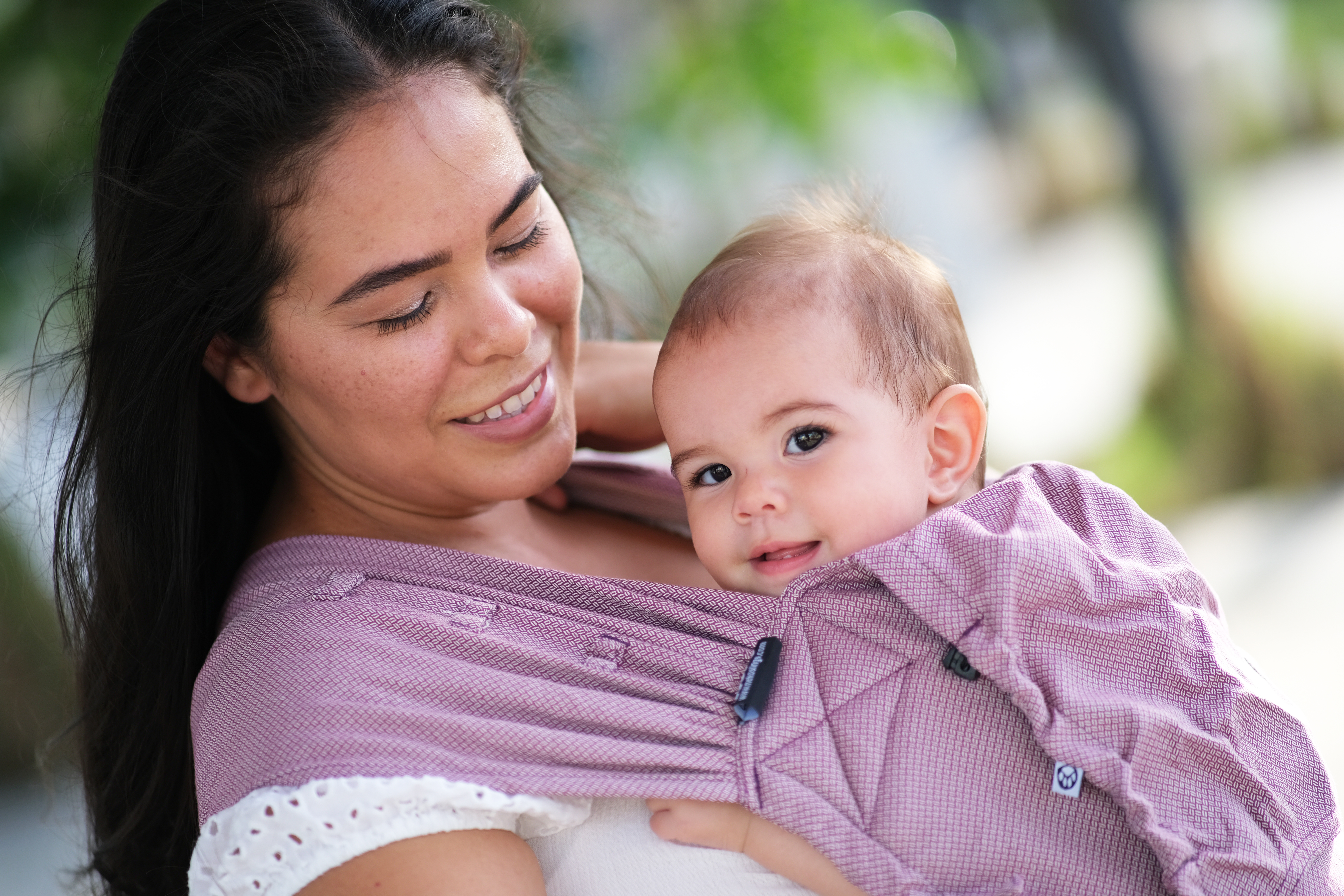 Un porte bébé pour les nouveau né. Dès la naissance porter facilement votre bébé de façon physiologique. Aussi disponible en mei tai à boucle. Acheter en Suisse Nekoslings