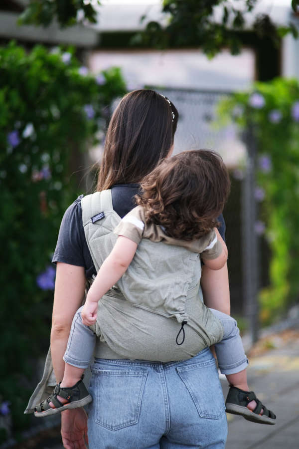 Un porte bébé pour les nouveau né. Dès la naissance porter facilement votre bébé de façon physiologique. Aussi disponible en mei tai à boucle. Acheter en Suisse Nekoslings