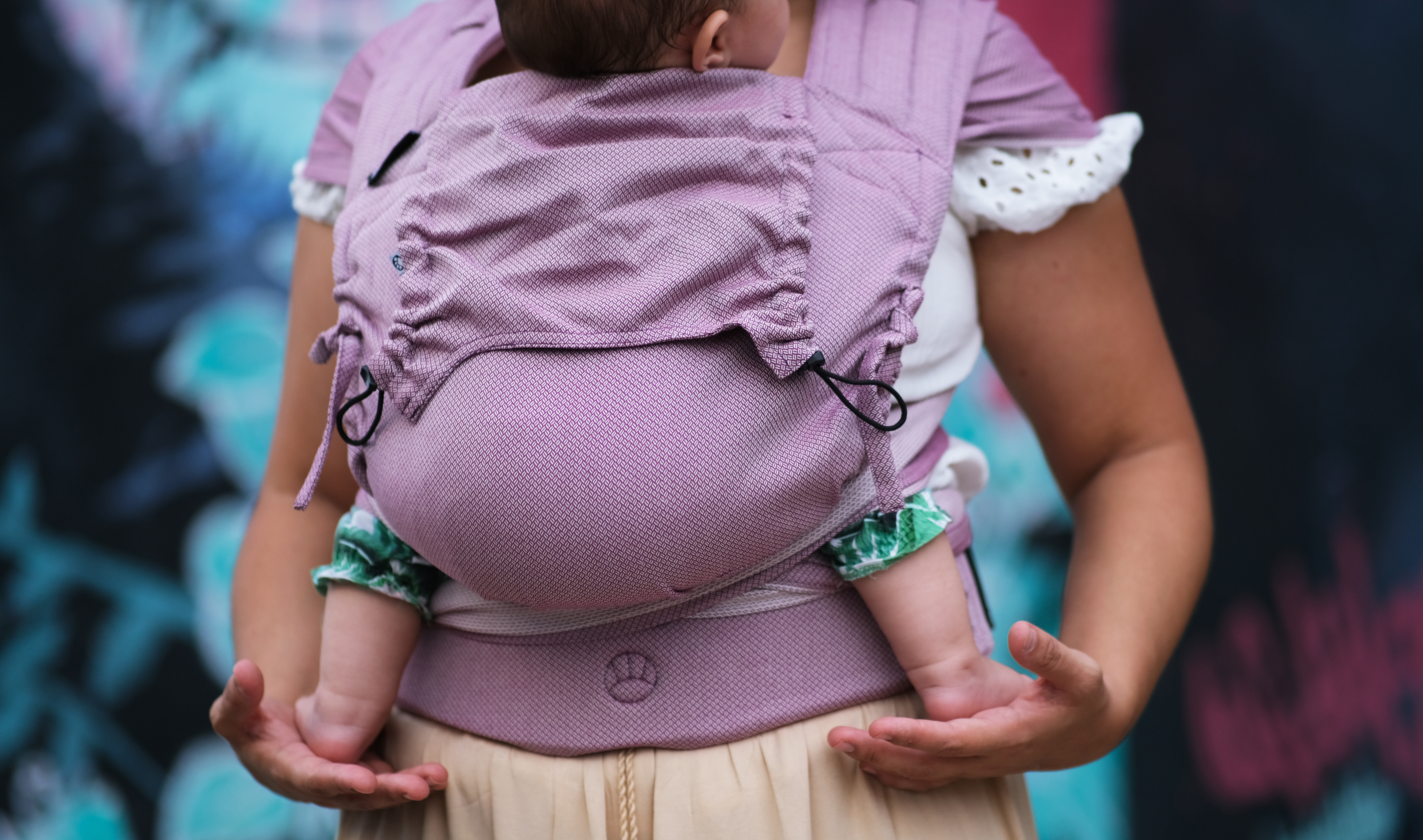Un porte bébé pour les nouveau né. Dès la naissance porter facilement votre bébé de façon physiologique. Aussi disponible en mei tai à boucle. Acheter en Suisse Nekoslings