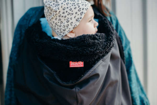 La couverture de portage, idéal pour tenir chaud à bébé en portage! Pour l'hiver et l'entre-saison, la couvertrue de portage imperméable