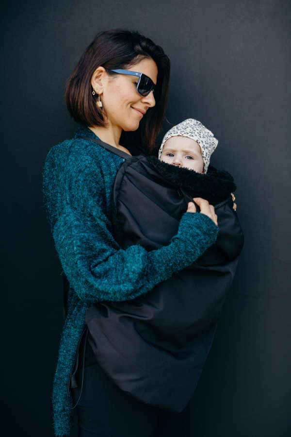 La couverture de portage, idéal pour tenir chaud à bébé en portage! Pour l'hiver et l'entre-saison, la couvertrue de portage imperméable