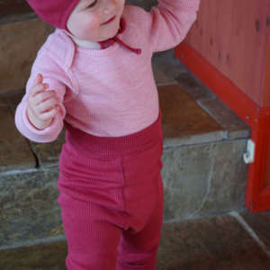 Le leggins manymonths en laine mérinos pour tenir chaud à bébé tout l'hiver! Idéal pour le portage, le ski, le vélo et les balades. Achat en Suisse sur jeteporte