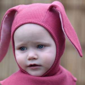 Les accessoires en laine mérinos pour l'hiver. Engel et manymonths avec des cagoules, gants, combinaisons et chaussons pour bébé et enfant. Achat en suisse