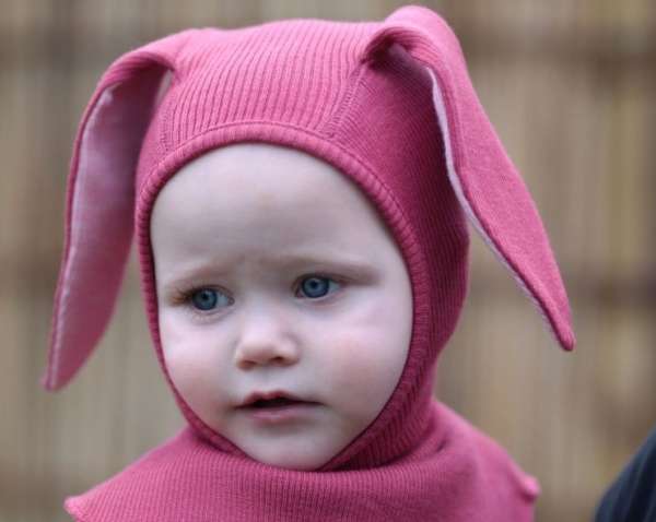 Les accessoires en laine mérinos pour l'hiver. Engel et manymonths avec des cagoules, gants, combinaisons et chaussons pour bébé et enfant. Achat en suisse