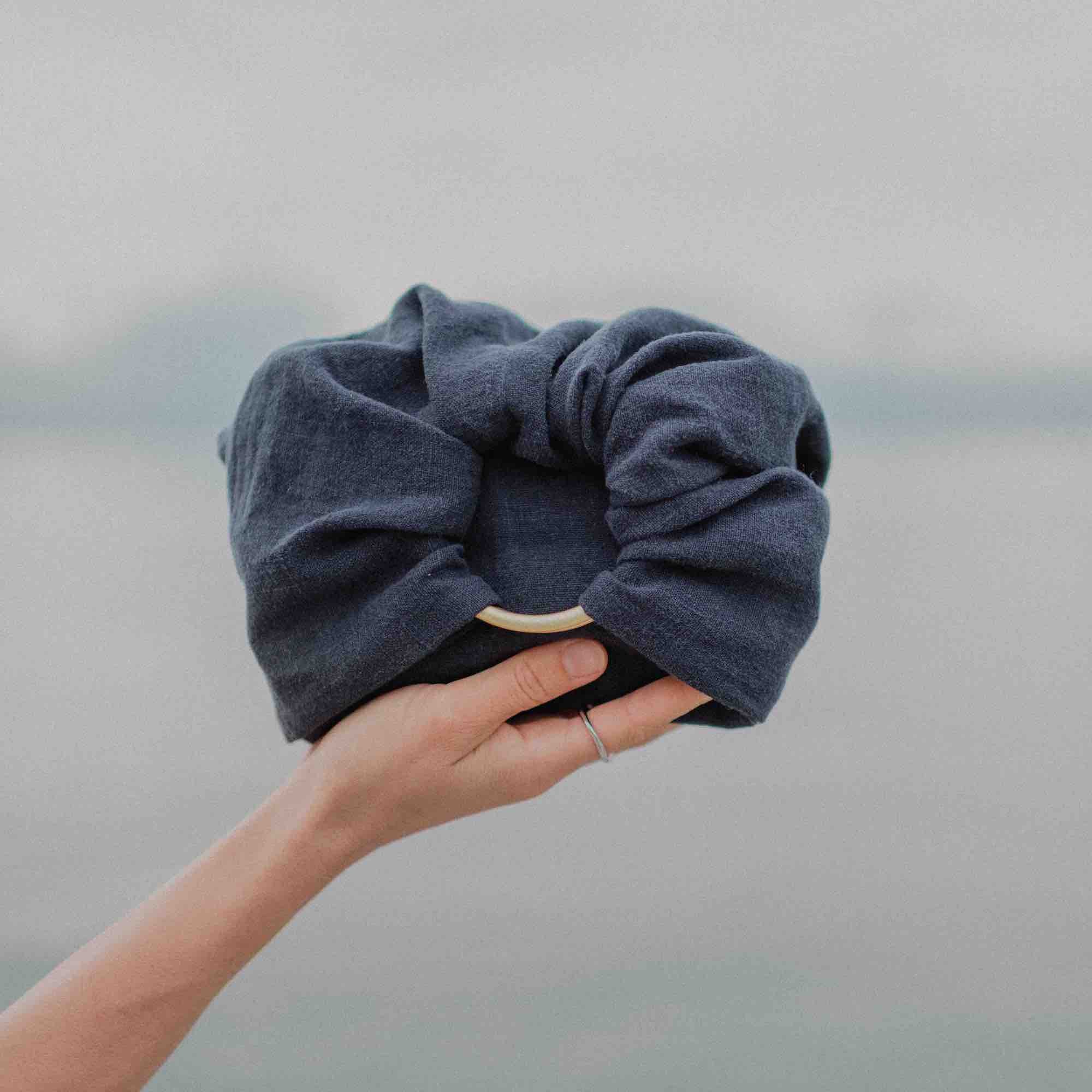 sling_de_portage_lin_lavé_bio_porter_bébé_joli_nous_marque_suisse_physiologique _marine_kaki_framboise_terracotta_achat_nouveauné_cours_fribourg (12) Le sling de portage en lin Suisse de la marque Joli Nous. 100% lin bio européen Gots et oeko-tex, pour porter votre bébé de façon physiologique. Dès la naissance, achat en Suisse, fribourg