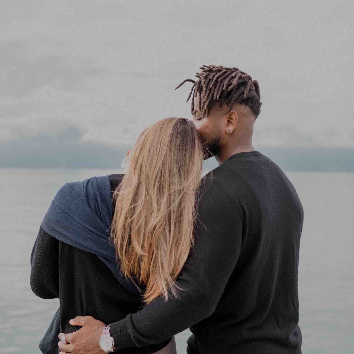 sling_de_portage_lin_lavé_bio_porter_bébé_joli_nous_marque_suisse_physiologique _marine_kaki_framboise_terracotta_achat_nouveauné_cours_fribourg (13) Le sling de portage en lin Suisse de la marque Joli Nous. 100% lin bio européen Gots et oeko-tex, pour porter votre bébé de façon physiologique. Dès la naissance, achat en Suisse, fribourg