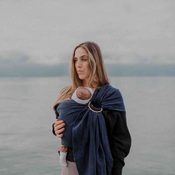 Le sling de portage en lin Suisse de la marque Joli Nous. 100% lin bio européen Gots et oeko-tex, pour porter votre bébé de façon physiologique. Dès la naissance, achat en Suisse, fribourg