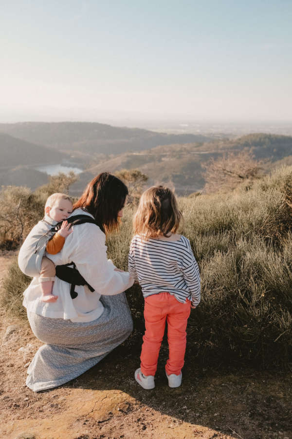 My Néo de Neobulle, le porte bébé 1er âge, dès la naissance. Porter votre bébé de façon ergonomique en respectant sa physiologie. Idéal pour les jeunes parents et les mamans ayant eu une césarienne. Achat en Suisse