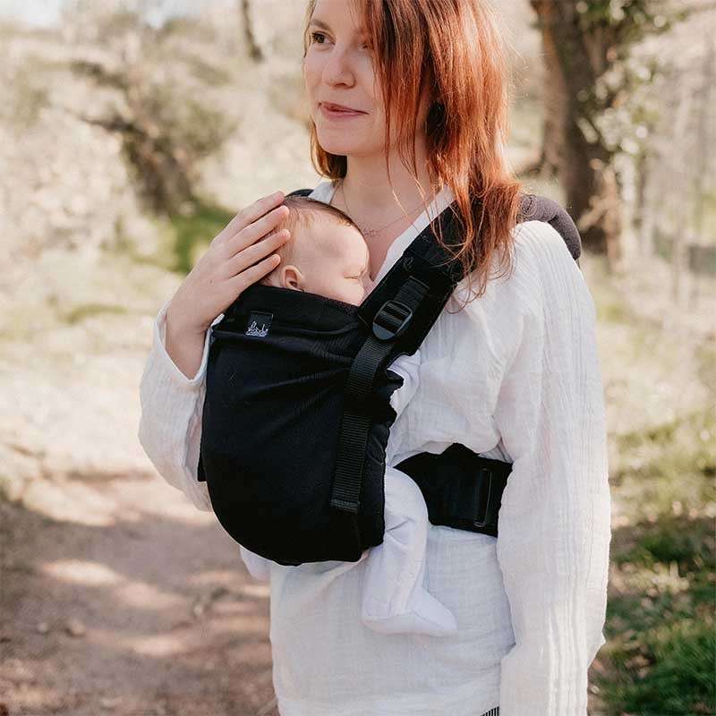 My Néo de Neobulle, le porte bébé 1er âge, dès la naissance. Porter votre bébé de façon ergonomique en respectant sa physiologie. Idéal pour les jeunes parents et les mamans ayant eu une césarienne. Achat en Suisse