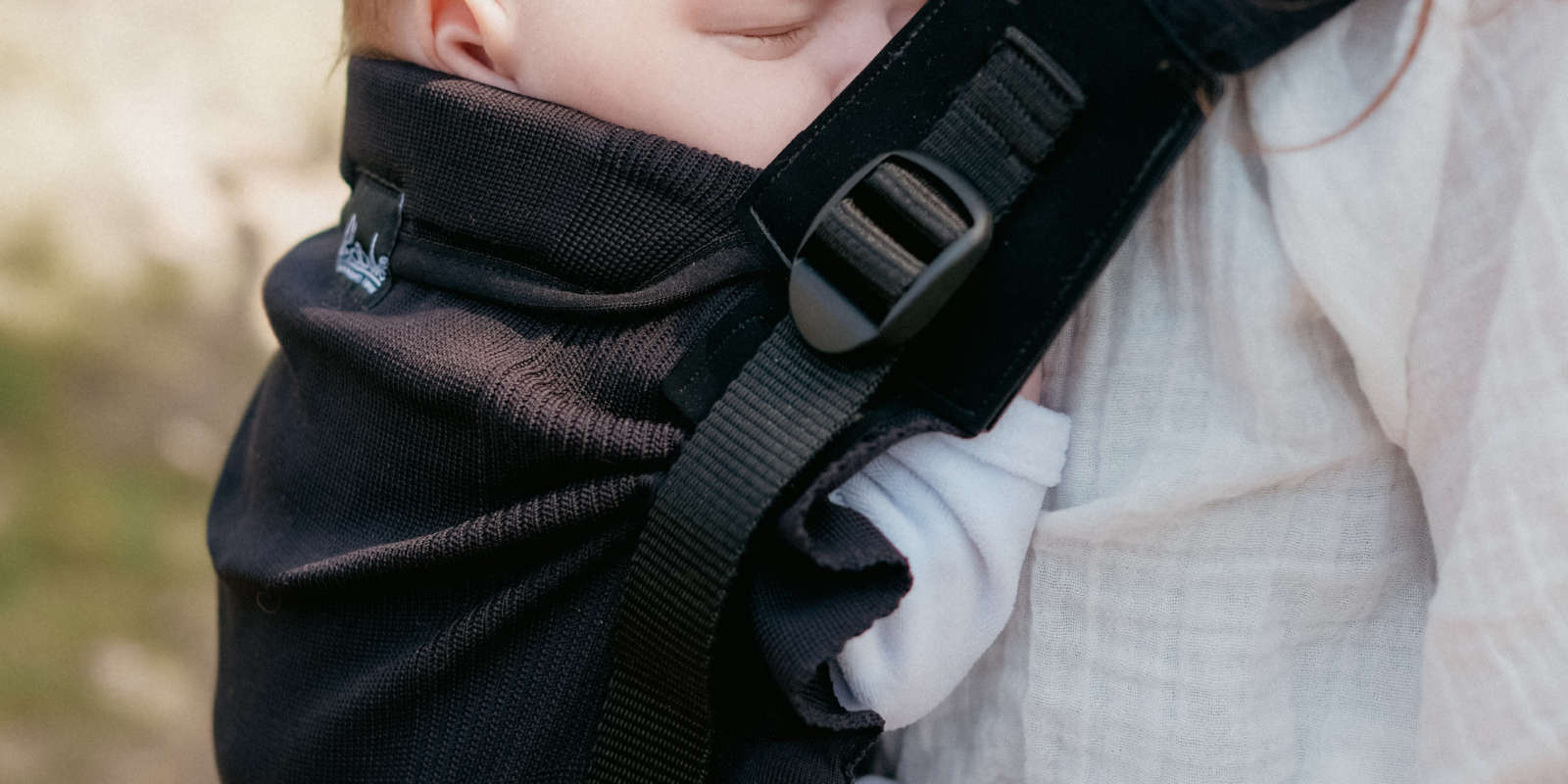 My Néo de Neobulle, le porte bébé 1er âge, dès la naissance. Porter votre bébé de façon ergonomique en respectant sa physiologie. Idéal pour les jeunes parents et les mamans ayant eu une césarienne. Achat en Suisse