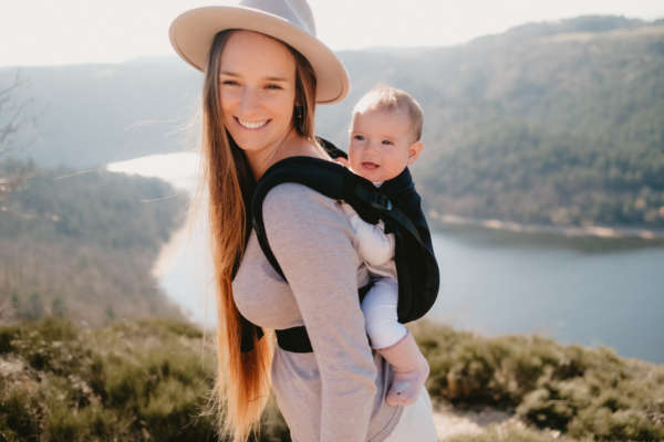 My Néo de Neobulle, le porte bébé 1er âge, dès la naissance. Porter votre bébé de façon ergonomique en respectant sa physiologie. Idéal pour les jeunes parents et les mamans ayant eu une césarienne. Achat en Suisse