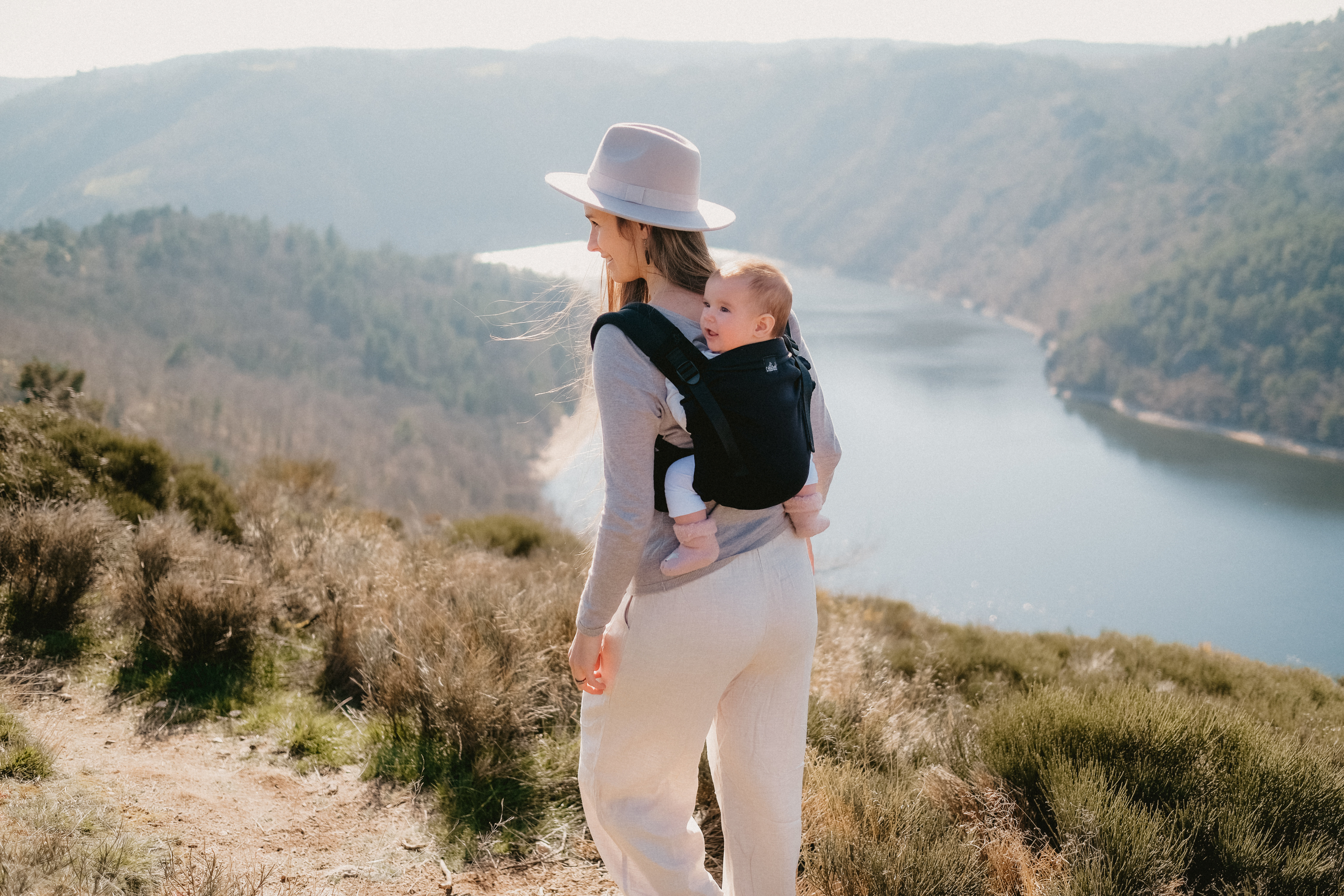 Porte_bébé_naissance_physiologique_ergonomique_myneo_My_neo_suisse_neobulle_bebe_ventral (5) My Néo de Neobulle, le porte bébé 1er âge, dès la naissance. Porter votre bébé de façon ergonomique en respectant sa physiologie. Idéal pour les jeunes parents et les mamans ayant eu une césarienne. Achat en Suisse