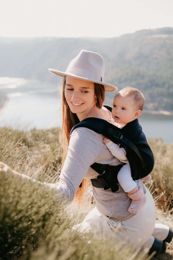 My Néo de Neobulle, le porte bébé 1er âge, dès la naissance. Porter votre bébé de façon ergonomique en respectant sa physiologie. Idéal pour les jeunes parents et les mamans ayant eu une césarienne. Achat en Suisse