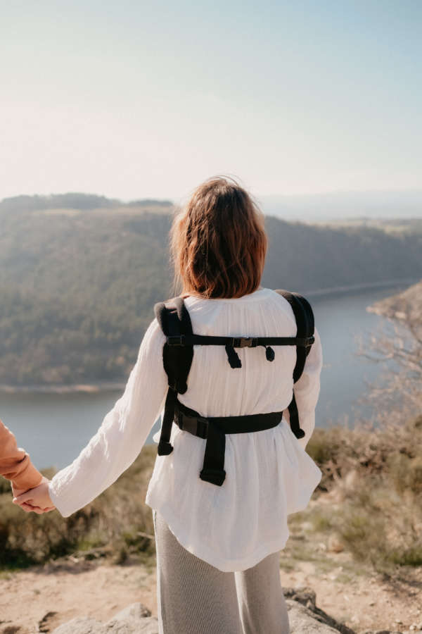 My Néo de Neobulle, le porte bébé 1er âge, dès la naissance. Porter votre bébé de façon ergonomique en respectant sa physiologie. Idéal pour les jeunes parents et les mamans ayant eu une césarienne. Achat en Suisse