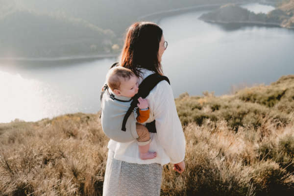 My Néo de Neobulle, le porte bébé 1er âge, dès la naissance. Porter votre bébé de façon ergonomique en respectant sa physiologie. Idéal pour les jeunes parents et les mamans ayant eu une césarienne. Achat en Suisse