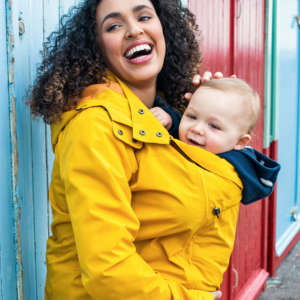 La veste de portage idéal pour le printemps et la pluie. C'est la veste la plus légère du marché. Facilement transportable, non encombrante. La veste wombat de la naissance à 4 ans. Chez jeteporte Suisse