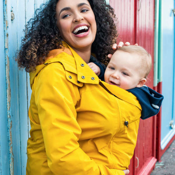 La veste de portage idéal pour le printemps et la pluie. C'est la veste la plus légère du marché. Facilement transportable, non encombrante. La veste wombat de la naissance à 4 ans. Chez jeteporte Suisse