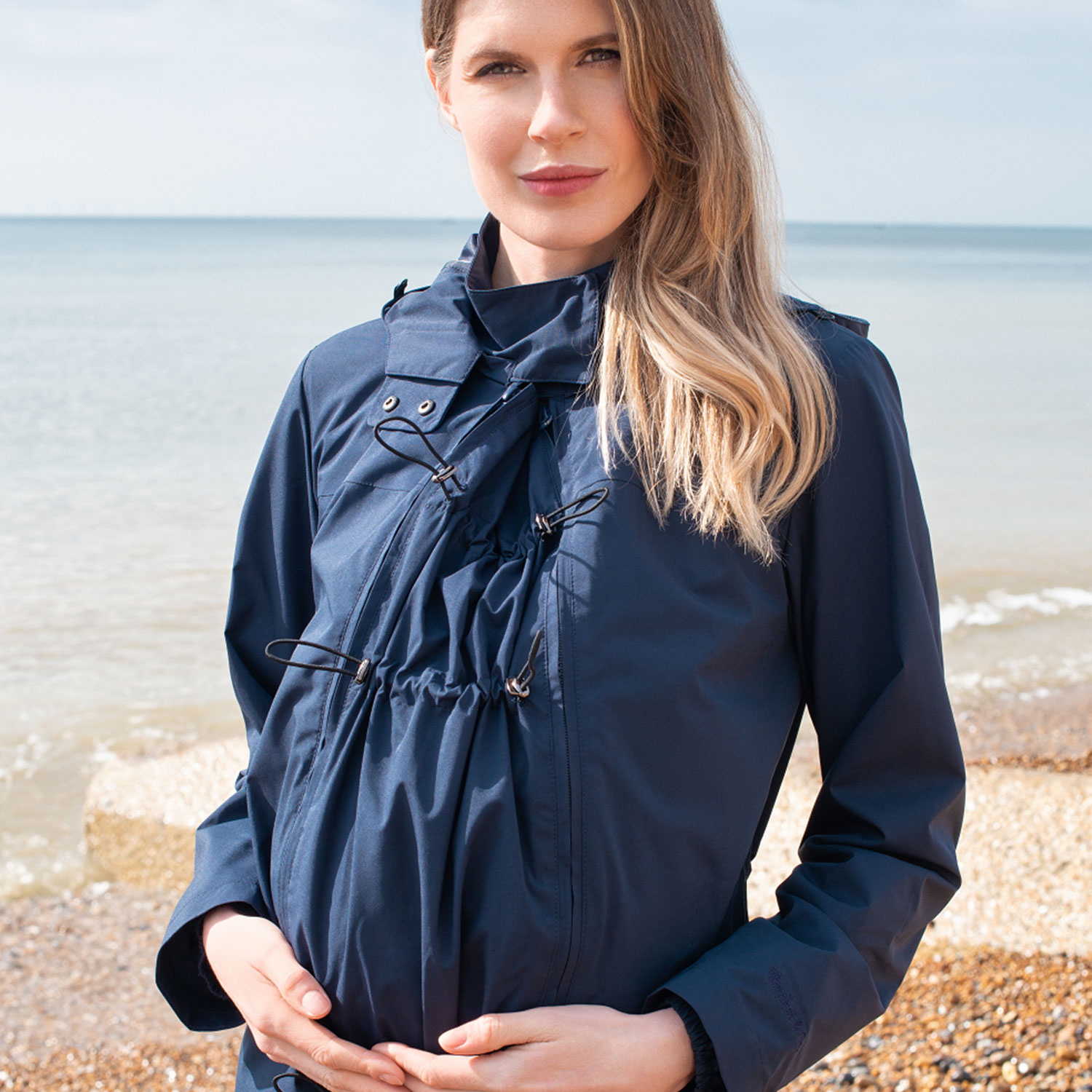 Veste_pluie_printemps_portage_bébé_grossesse_wombat_numbatGo_physiologique_achat_suisse_marine_jaune (9) La veste de portage idéal pour le printemps et la pluie. C'est la veste la plus légère du marché. Facilement transportable, non encombrante. La veste wombat de la naissance à 4 ans. Chez jeteporte Suisse