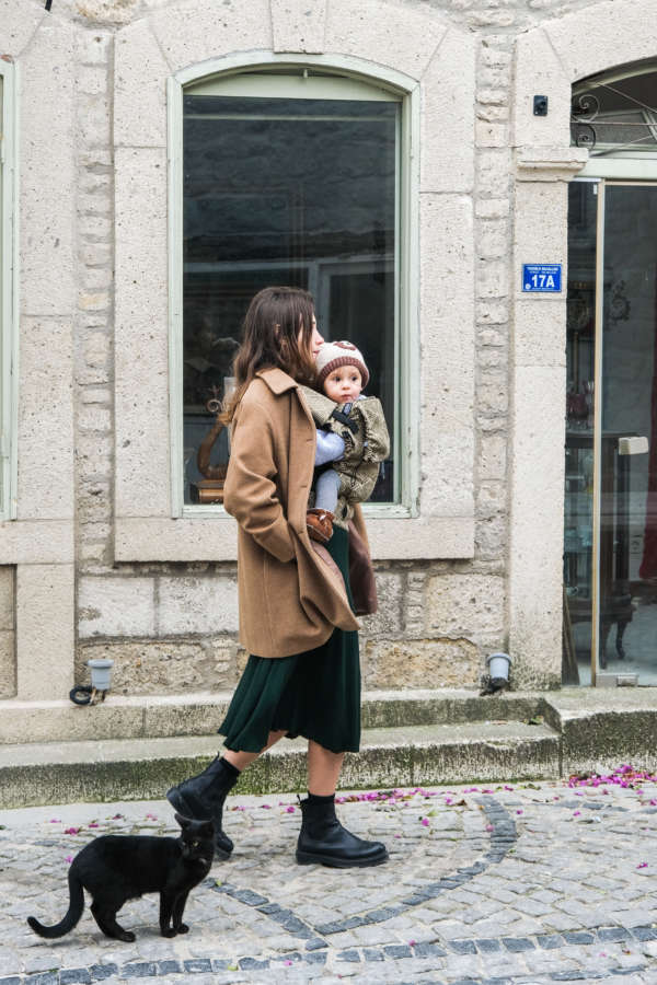 Un porte bébé pour les nouveau né. Dès la naissance porter facilement votre bébé de façon physiologique. Aussi disponible en mei tai à boucle. Acheter en Suisse Nekoslings