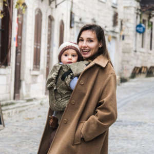 Un porte bébé pour les nouveau né. Dès la naissance porter facilement votre bébé de façon physiologique. Aussi disponible en mei tai à boucle. Acheter en Suisse Nekoslings
