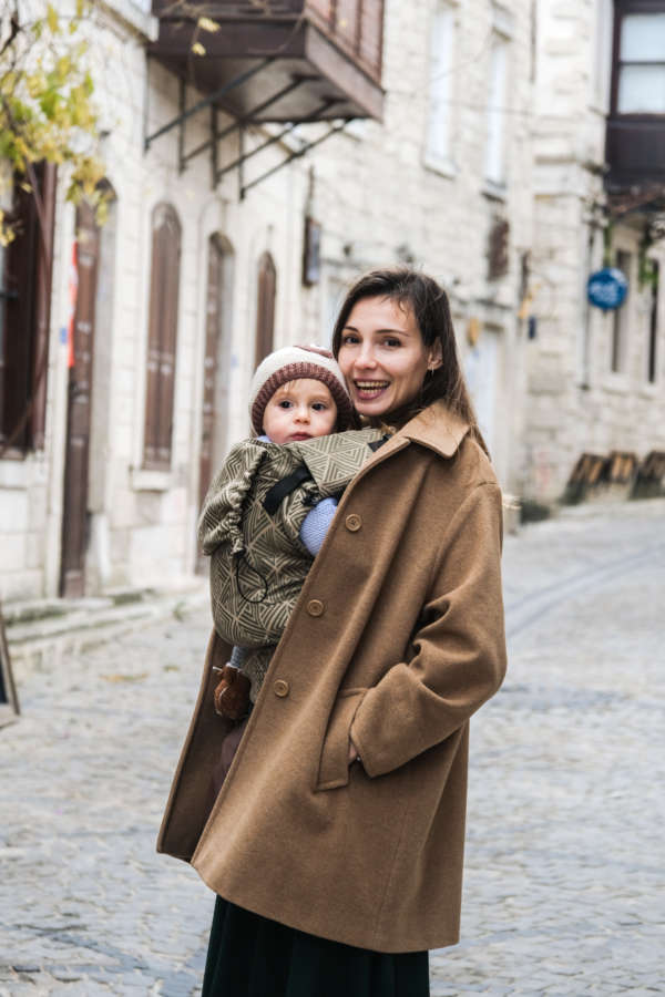 Un porte bébé pour les nouveau né. Dès la naissance porter facilement votre bébé de façon physiologique. Aussi disponible en mei tai à boucle. Acheter en Suisse Nekoslings