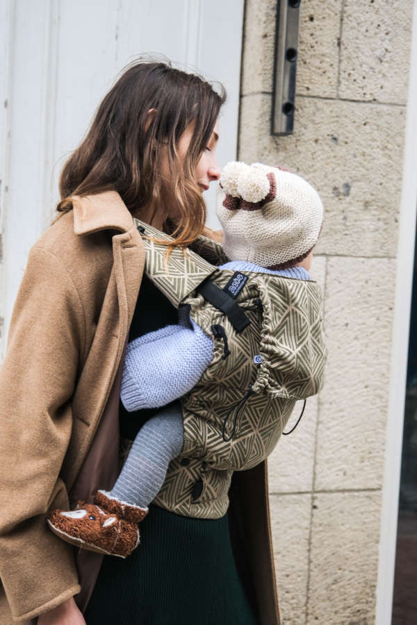 Un porte bébé pour les nouveau né. Dès la naissance porter facilement votre bébé de façon physiologique. Aussi disponible en mei tai à boucle. Acheter en Suisse Nekoslings