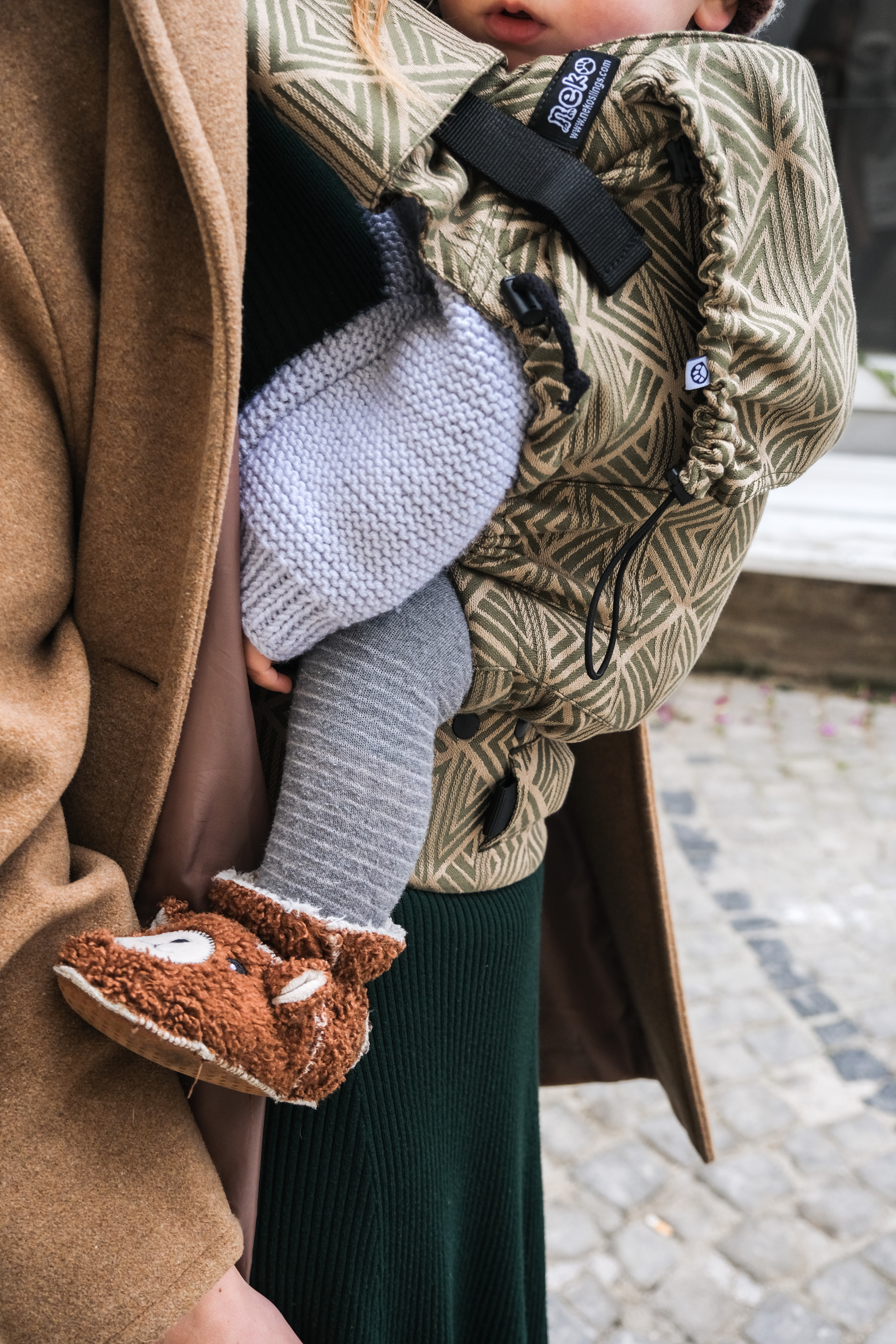 Porte_bébé_nekoslings_baby__bebe_toodler__clip_physiologique_porter_bébé_devant_dos_suisse_achat_portage_cedar (18) Un porte bébé pour les nouveau né. Dès la naissance porter facilement votre bébé de façon physiologique. Aussi disponible en mei tai à boucle. Acheter en Suisse Nekoslings