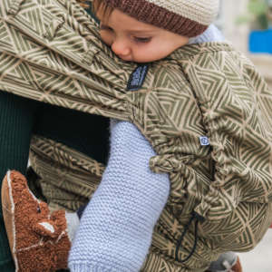 Un porte bébé pour les nouveau né. Dès la naissance porter facilement votre bébé de façon physiologique. Aussi disponible en mei tai à boucle. Acheter en Suisse Nekoslings